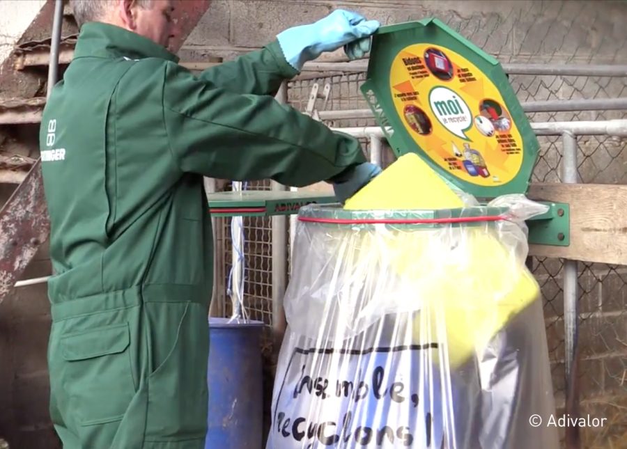 Agriculteur trieur poubelle dédiée Moi je recycle !